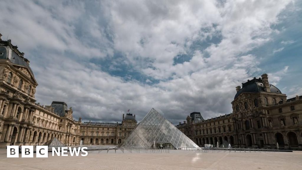 Louvre in Paris Closes After Heist – French Culture Minister Confirms
