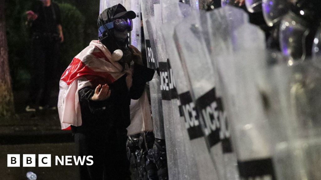 Pro-Patriot Protesters Push to Storm Presidential Palace