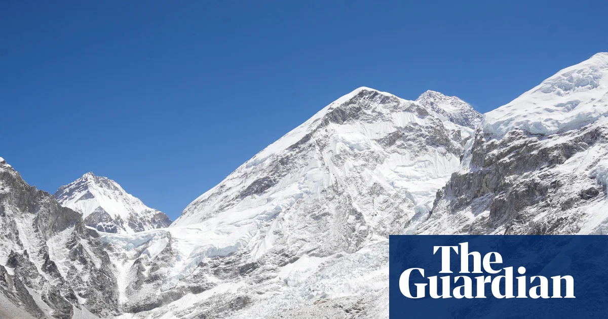 Mount Everest rescue underway as snowstorm traps nearly 1,000 climbers—urgent response in action