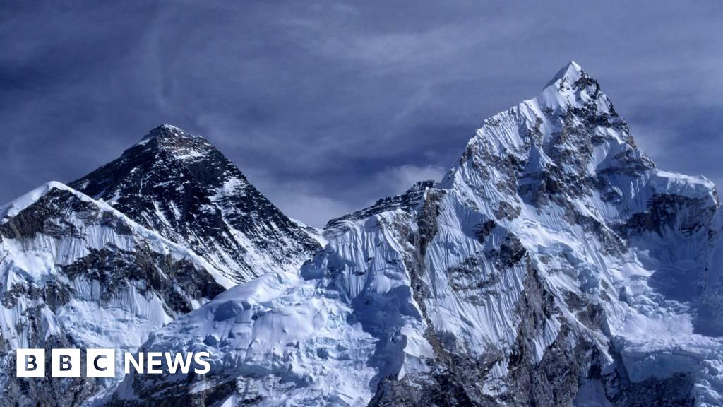 Storm traps 1,000 climbers on Everest, spotlighting the risks of adventure tourism