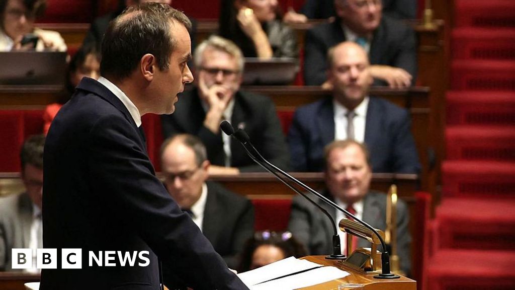 French PM Supports Suspending Macron's Pension Reform to Save Government