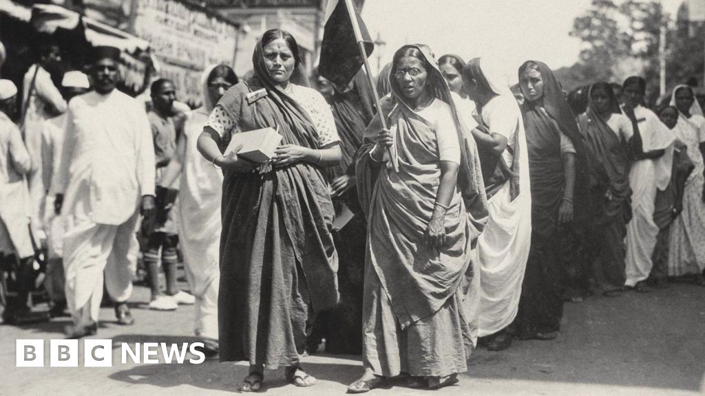 Rediscovering the Unsung Heroines in Forgotten Photos
