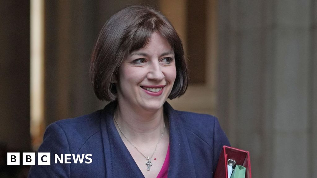 Phillipson urges teachers to ban phones during school hours to protect our youth’s focus and values