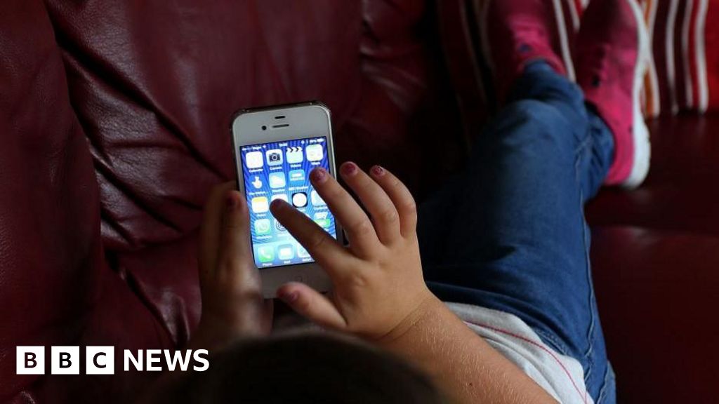 Greece Plans to Ban Social Media for Under-15s Next Year, Emphasizing Youth Protection