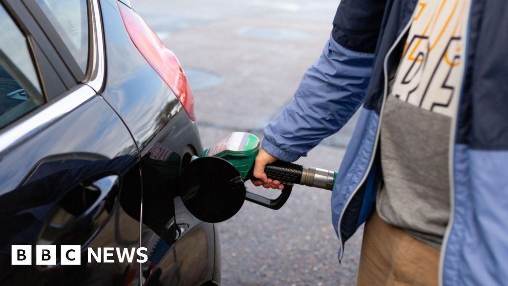 Oil jumps over $118 as Iran blockade drags prices higher