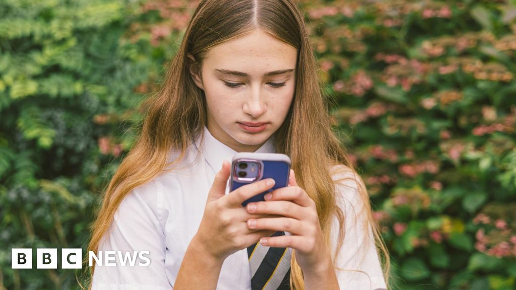 Youth demand clear stance on school smartphone ban amidst societal debate